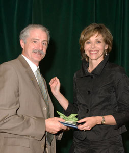Helen MacRae (right) presents the Surgical Skills
Centre Distinguished Educator Award to John Murnaghan